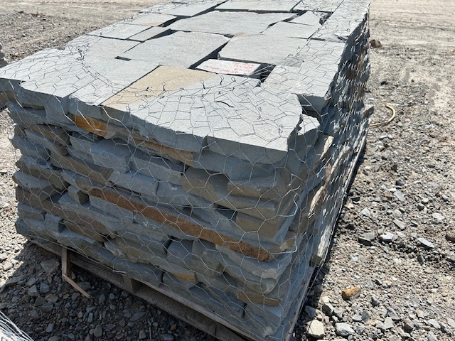 Lot 9: 3 pallets Gauged Colonial Wallstone